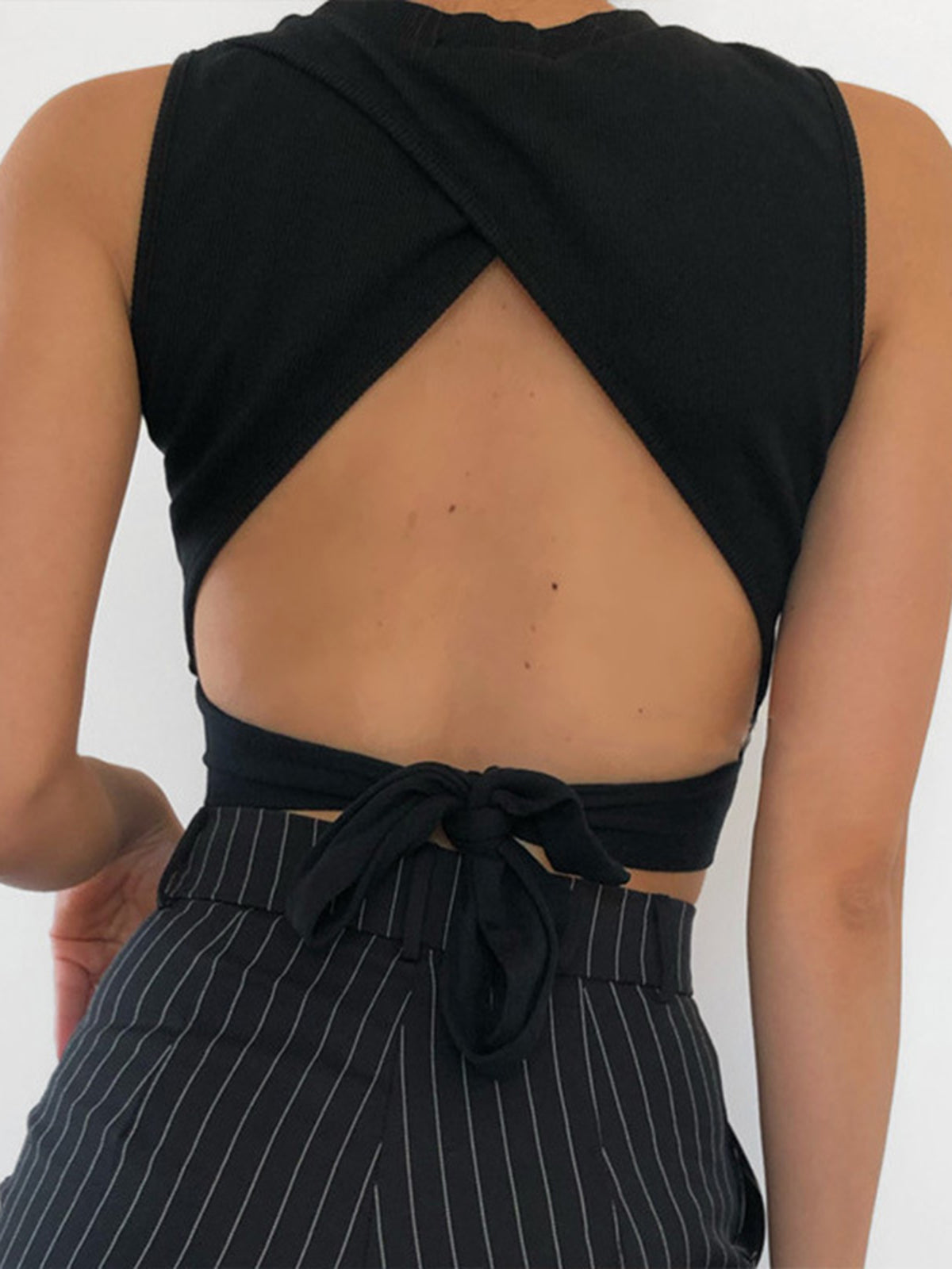 Tied Back Cutout Crop Tank Top